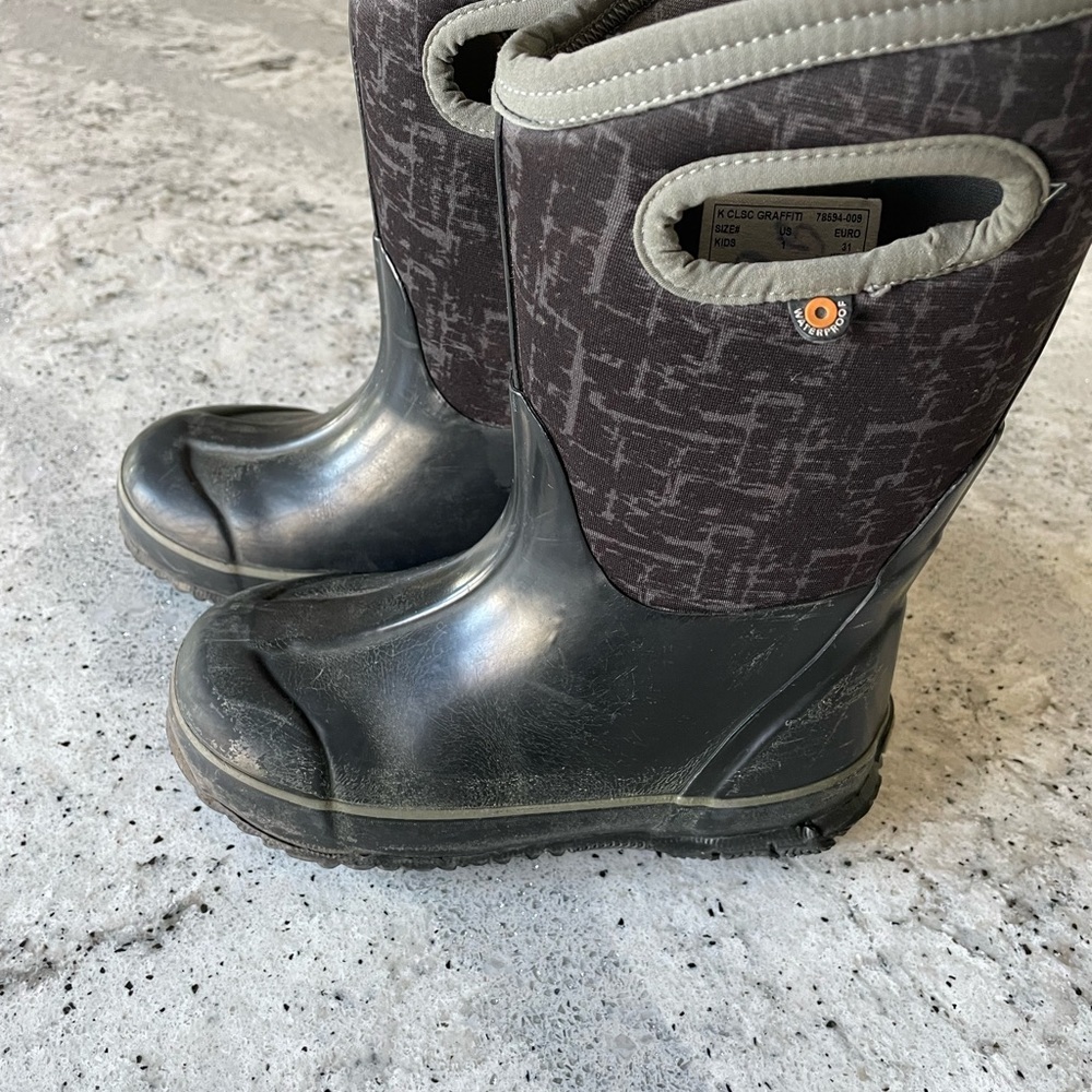 Bogs kid’s classic waterproof winter rain boots graffiti size US 1 EURO 31